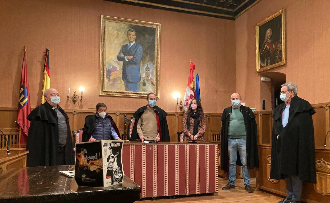 Los representantes municipales y varios murguistas, ayer en el salón de sesiones.