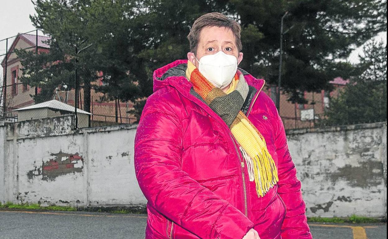 Esther Santos, presidenta de la Asociación de Vecinos de Santa Eulalia, con el parque de acorazados al fondo. 