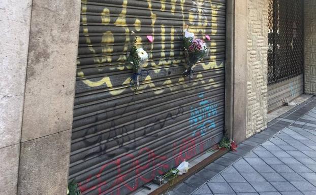 Flores depositadas en la verja del bar Fórum.