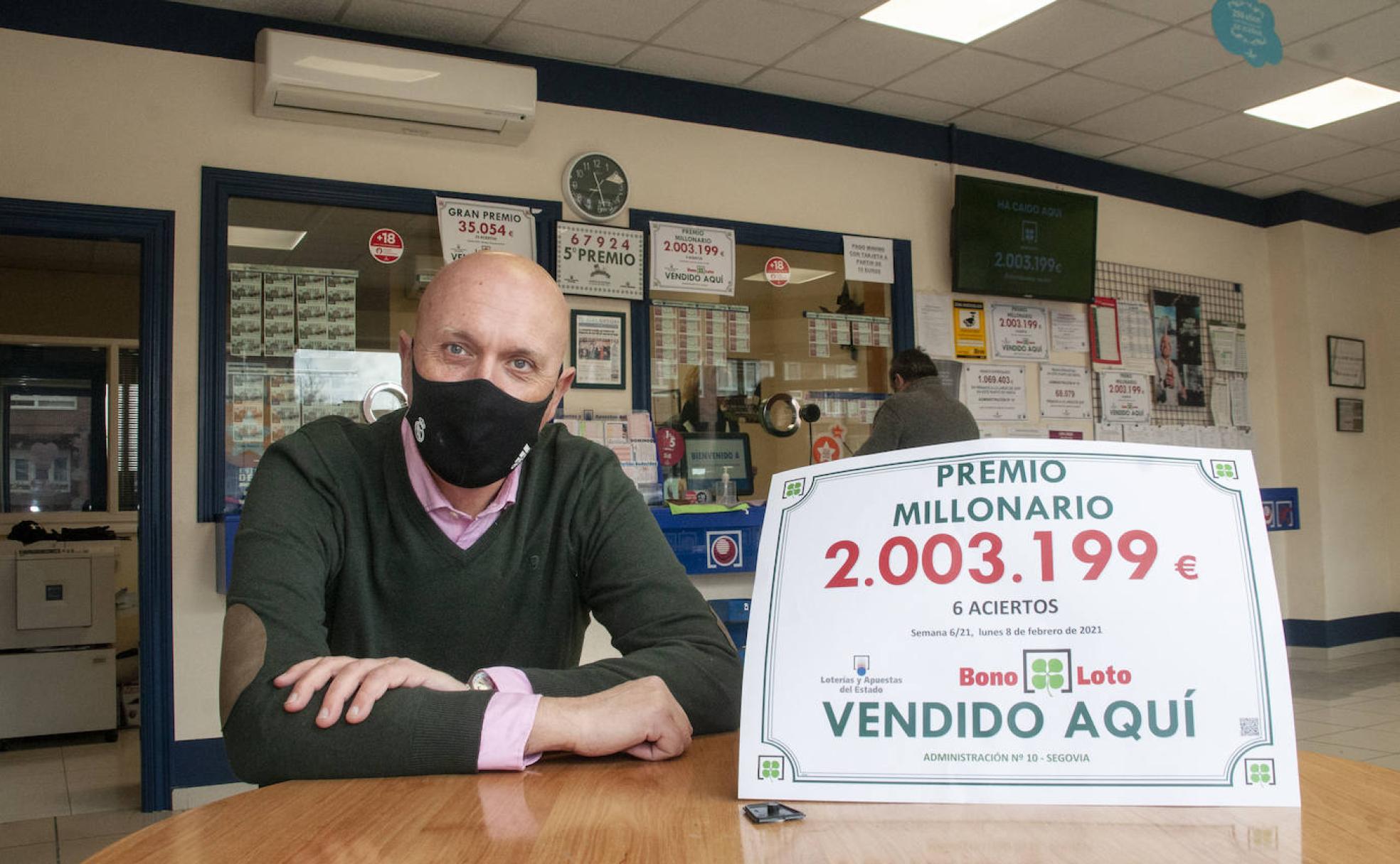 Luis Galindo posa con el cartel del premio en el interior de la administración. 