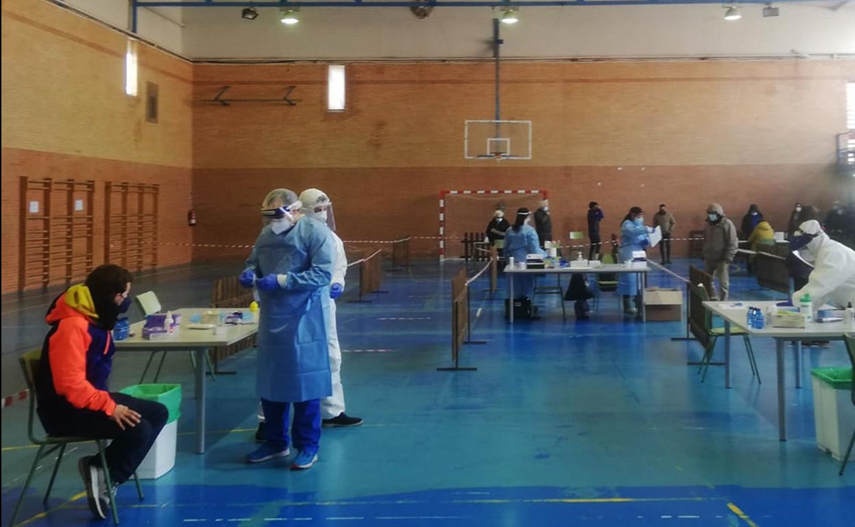 Un momento del cribado que realizó el Ayuntamiento de Ayllón en el pabellón de la localidad.