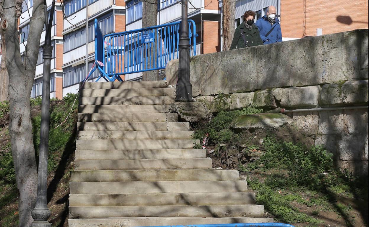 Nueva escalera en construcción, junto a Puentecillas.