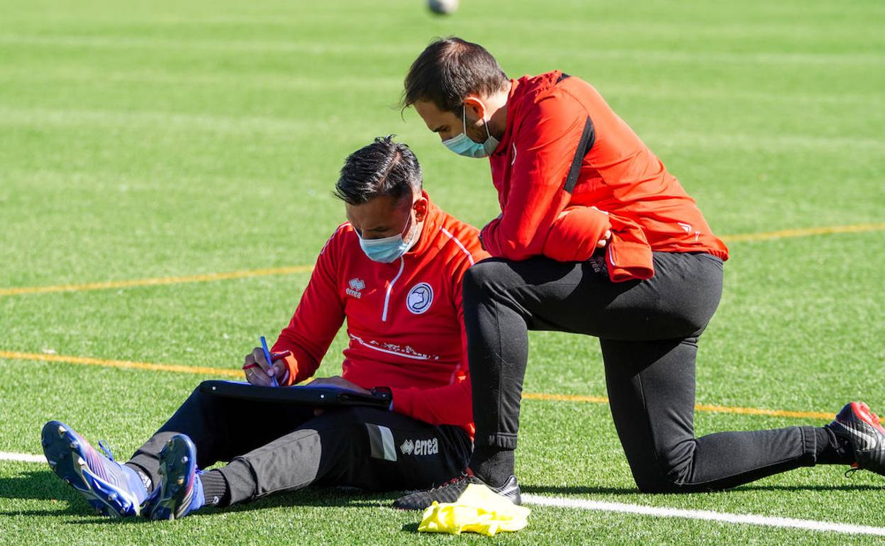 Hernán Pérez, técnico de Unionistas, y su segundo Garci preparan un entrenamiento. 