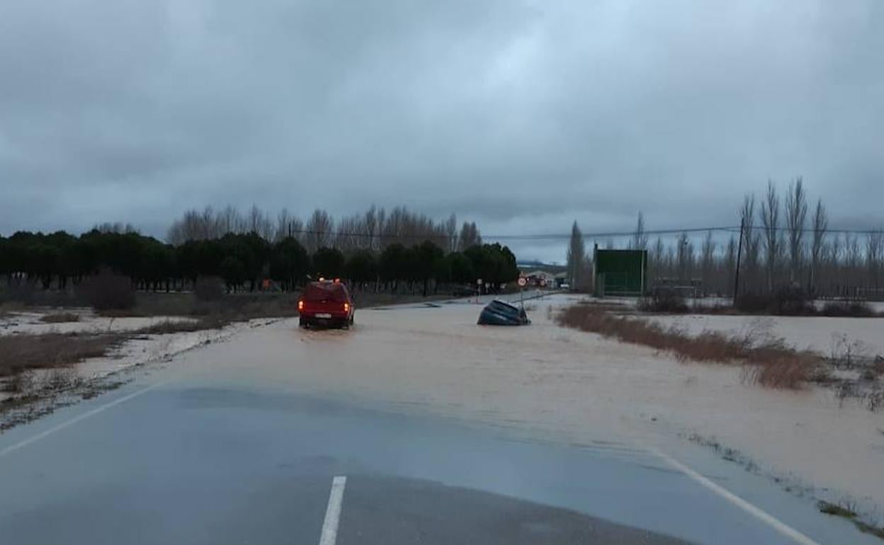 Una de las carreteras afectadas por las inundaciones. 