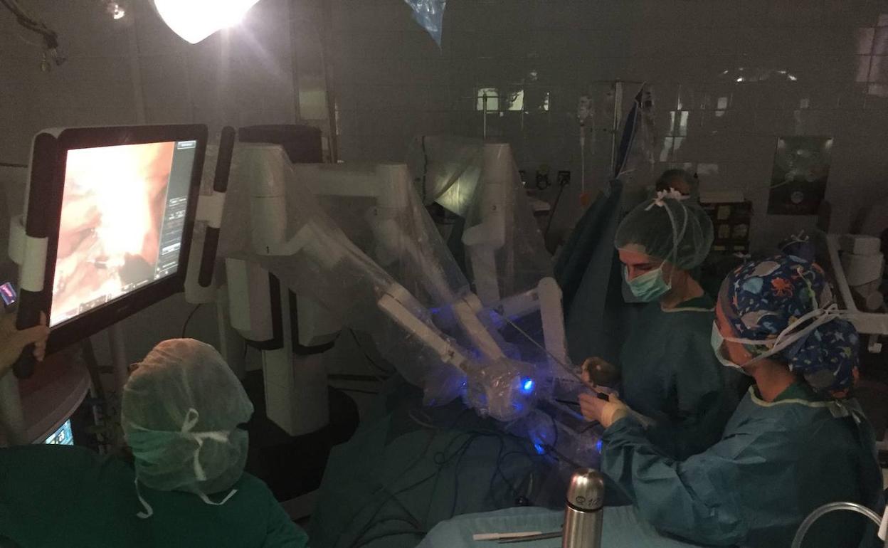 Presentación del robot Da Vinci en mayo de 2018 en el Complejo Asistencial Universitario de Salamanca. 