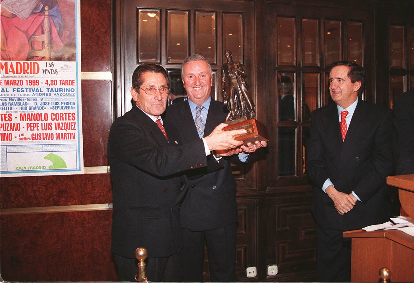 27.02.99 La Federación Taurina de Valladolid rindió un homenaje al torero zamorano Andrés Vázquez que contó con la presencia de Juan José Lucas.