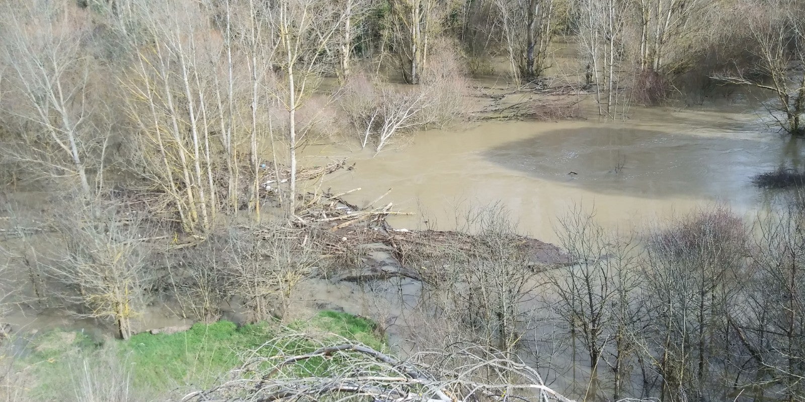 Río Eresma a su paso por el puente medieval conocido como Puente Mediana en Hornillos de Eresma junto a la desembocadura del arroyo Sangujero.