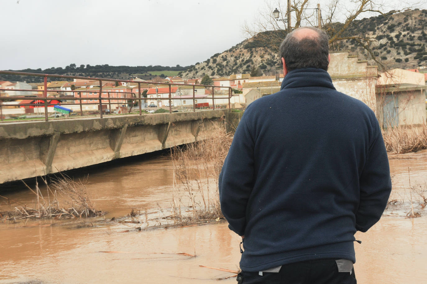 El Esgueva, desbordado a su paso por Villanueva de los Infantes.