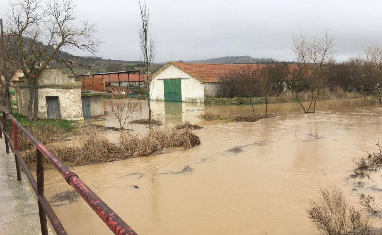 El Esgueva, desbordado a su paso por Villanueva de los Infantes.