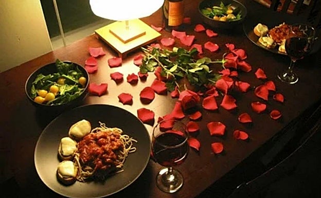 Los detalles románticos en la mesa son imprescindibles para crear ambiente 