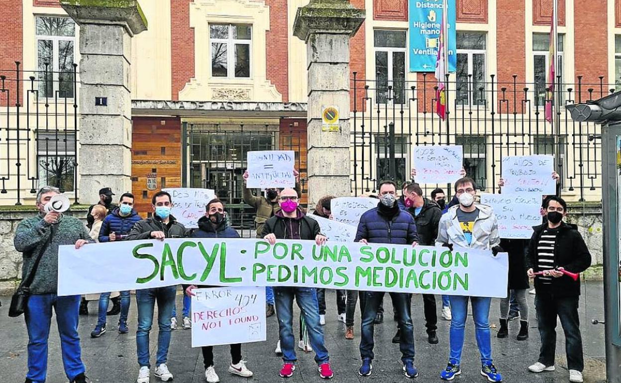 Trabajadores del servicio de atención de Sacyl, concentrados ante la Consejería de Sanidad. 