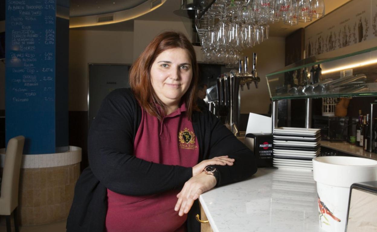 Irene Arias Álvarez, gerente de Curia Regia Bar Gourmet en León, cuida el trato con el cliente desde el primer día 