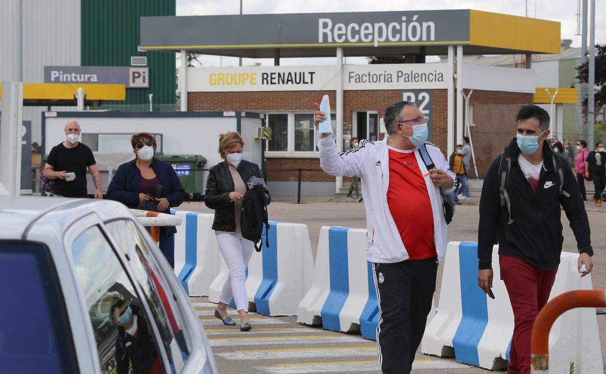 Varios trabajadores en las instalaciones de Renault en Palencia. 