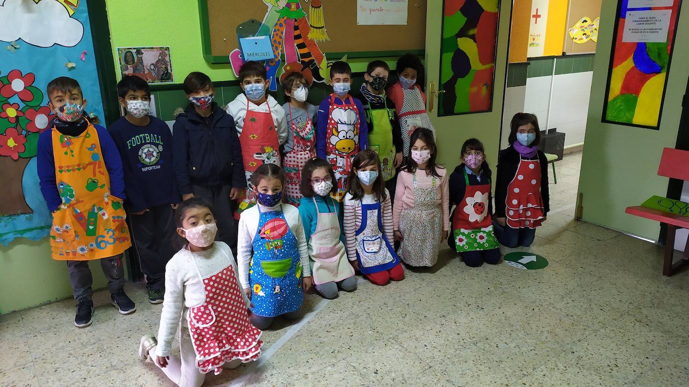 Imagen secundaria 2 - Alumnos y profesores del colegio San Gil.