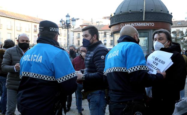 Galería. Los hosteleros protestan en la Plaza Mayor atados de manos. 