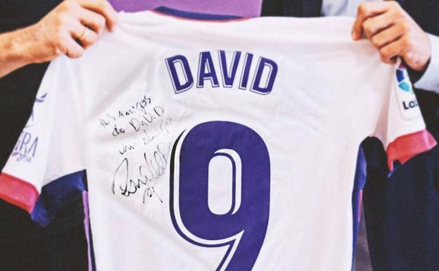 Camiseta firmada por Ronaldo tras la firma del acuerdo entre el Real Valladolid y DAVID The Agency