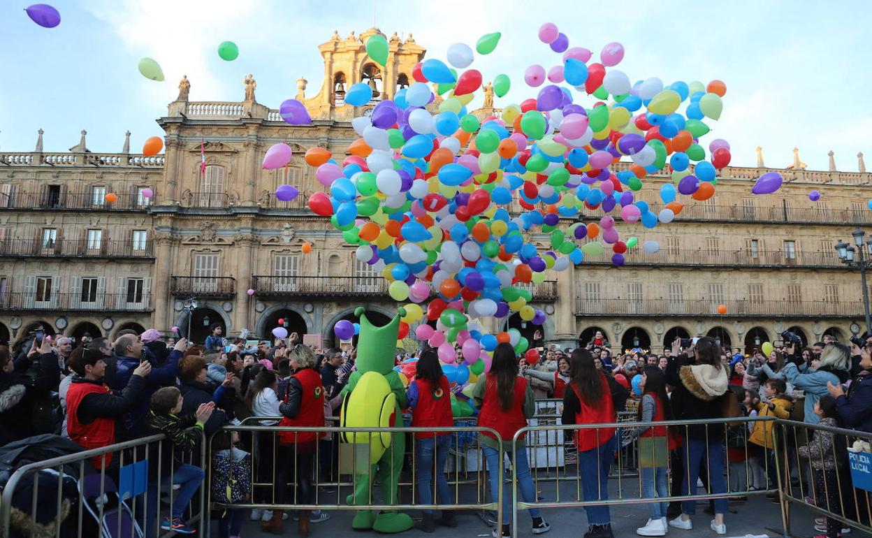 Suelta de globos en apoyo a los menores oncológicos el año pasado en la Plaza Mayor.