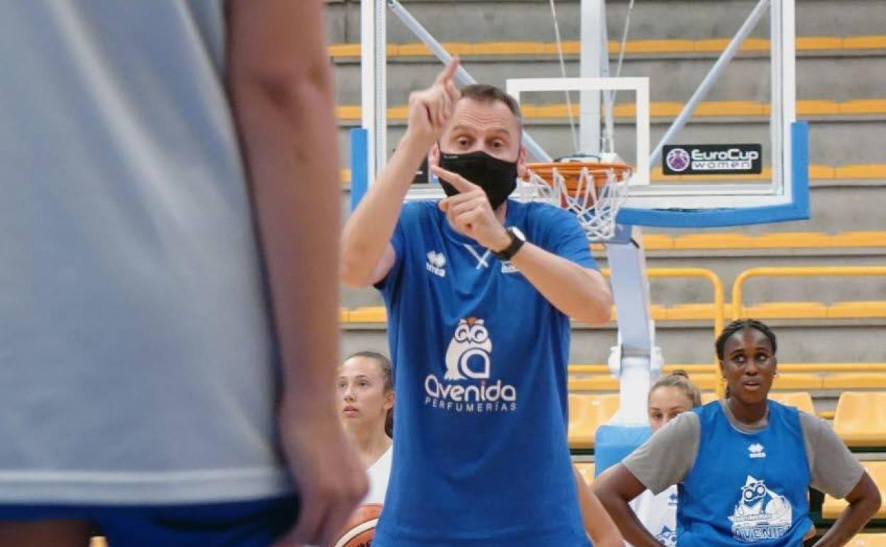 Roberto Íñiguez, durante un entrenamiento del equipo. 