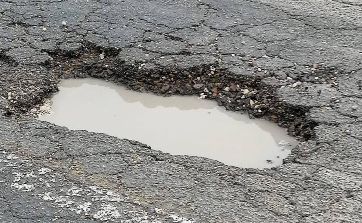 El bache, en la carretera. 