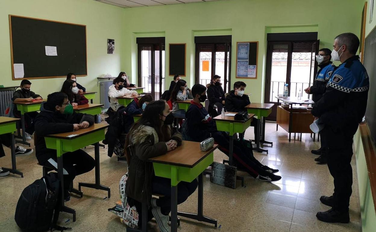 Una de las charlas organizadas por la Policía Local en un instituto.