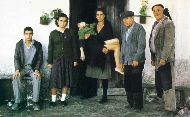 Azarías, Paco el Bajo y la Régula -junto a los hijos delmatrimonoi, Niveves, la Nicha Chica y Quirce.- ercarnados por Paco Rabal, Alfredo Landa y Terele Pávez en la película de Mario Camus. 