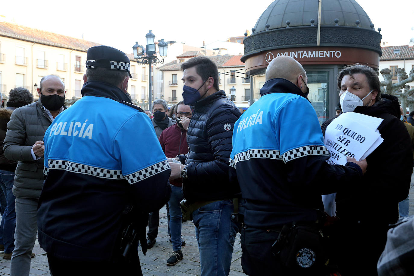 Los protestantes portaron una mascarilla como grilletes y pegaron carteles pidiendo dimisiones y poder trabajar.