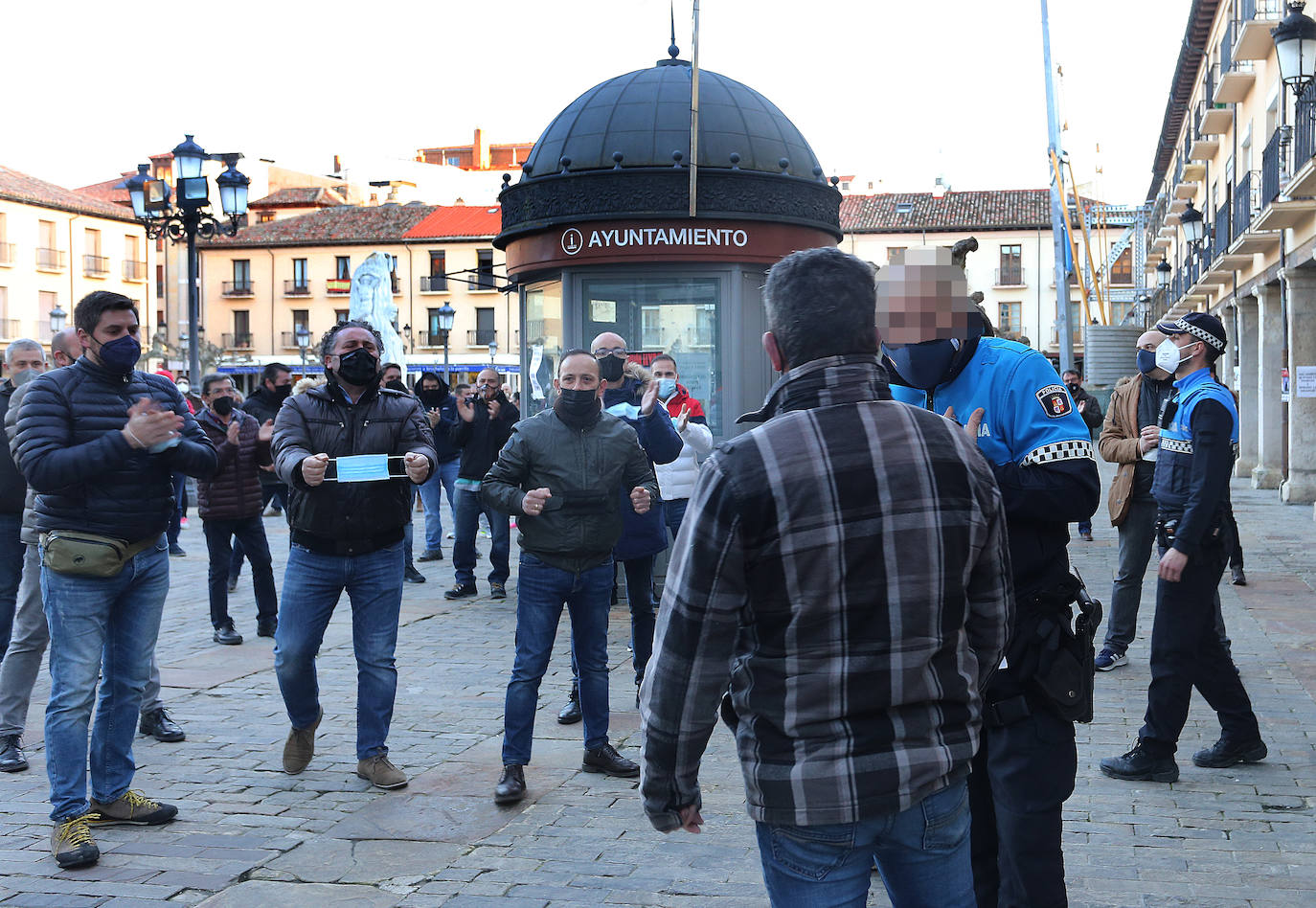 Los protestantes portaron una mascarilla como grilletes y pegaron carteles pidiendo dimisiones y poder trabajar.