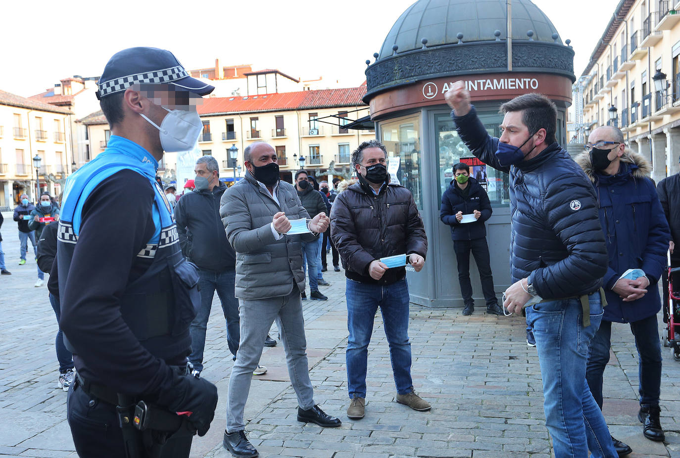 Los protestantes portaron una mascarilla como grilletes y pegaron carteles pidiendo dimisiones y poder trabajar.