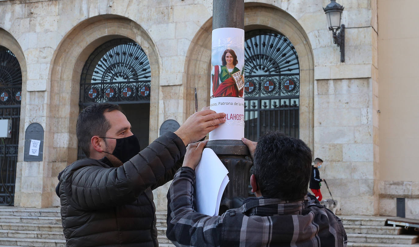 Los protestantes portaron una mascarilla como grilletes y pegaron carteles pidiendo dimisiones y poder trabajar.