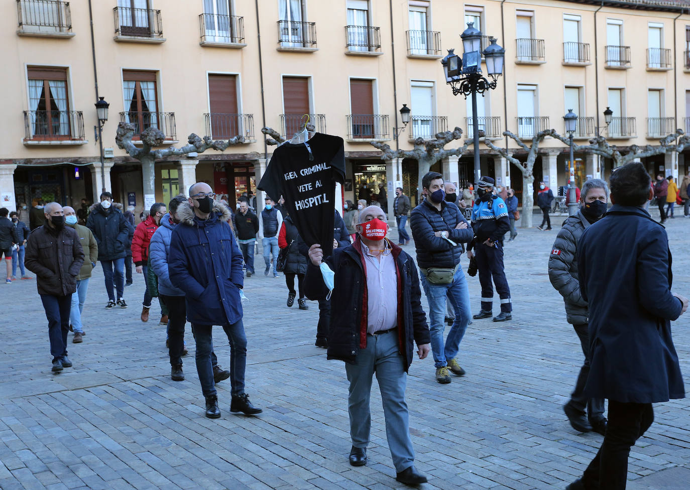 Los protestantes portaron una mascarilla como grilletes y pegaron carteles pidiendo dimisiones y poder trabajar.