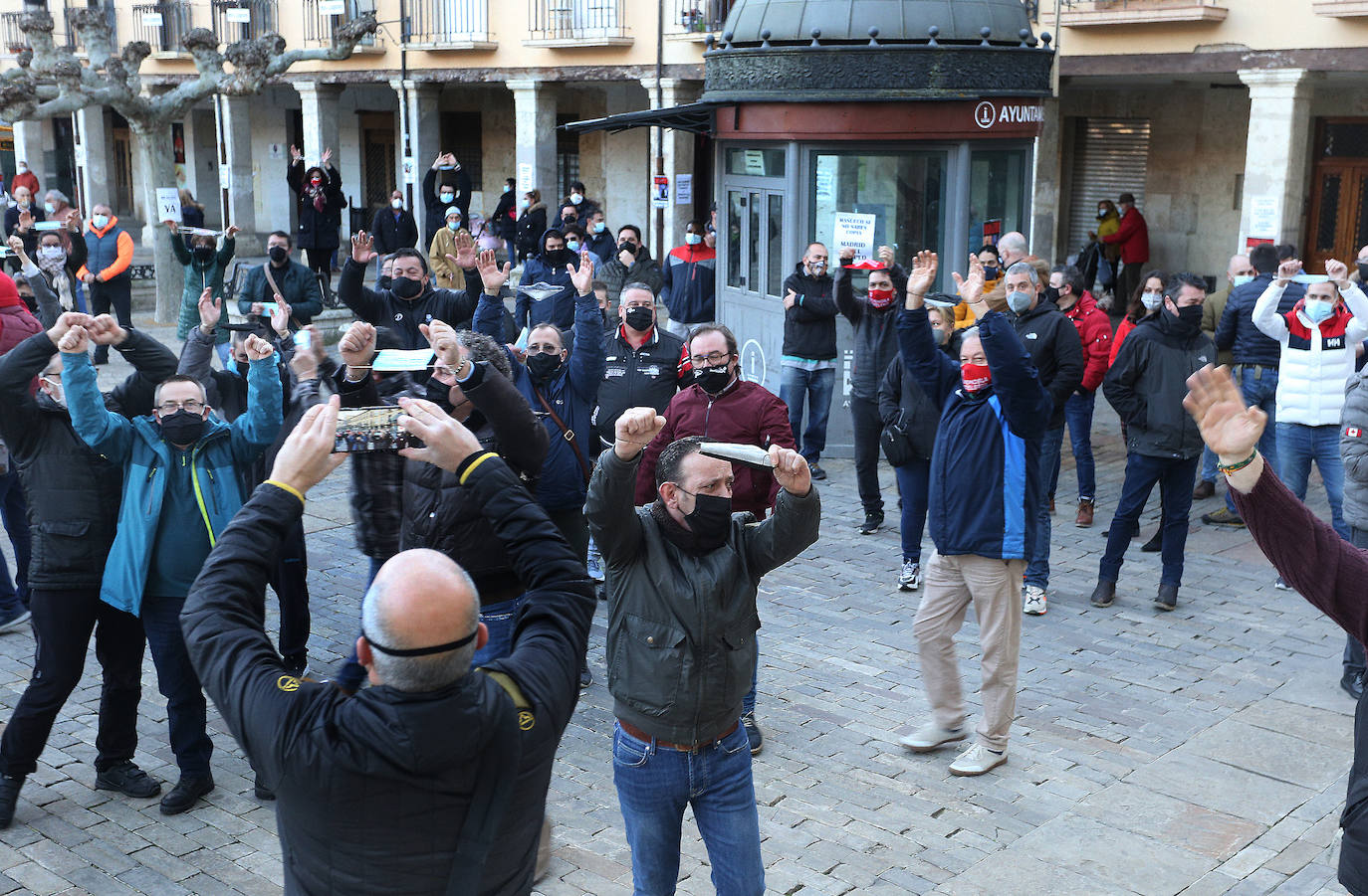 Los protestantes portaron una mascarilla como grilletes y pegaron carteles pidiendo dimisiones y poder trabajar.