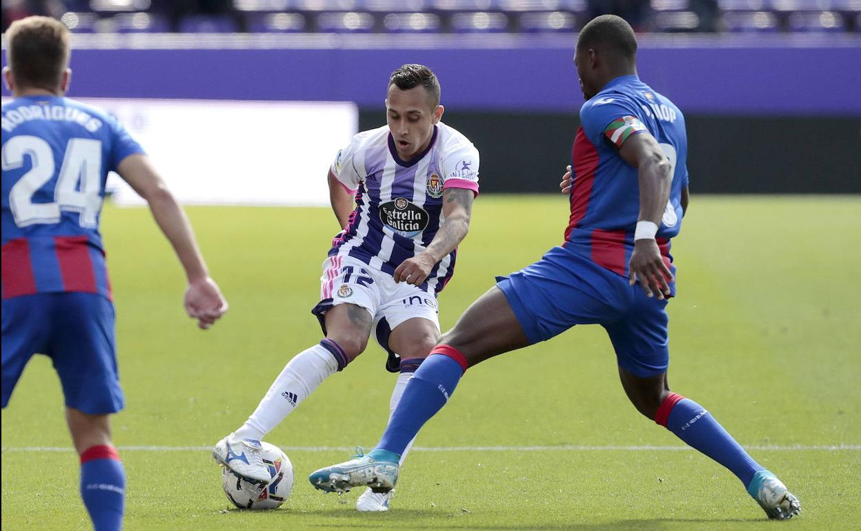 Orellana intenta driblar a Diop durante el Real Valladolid-Eibar de la primera vuelta