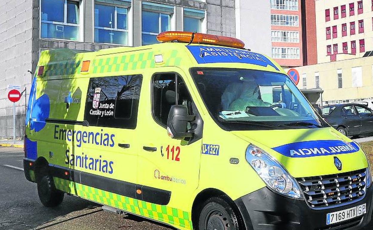 Una ambulancia sale del Hospital Río Carrión.