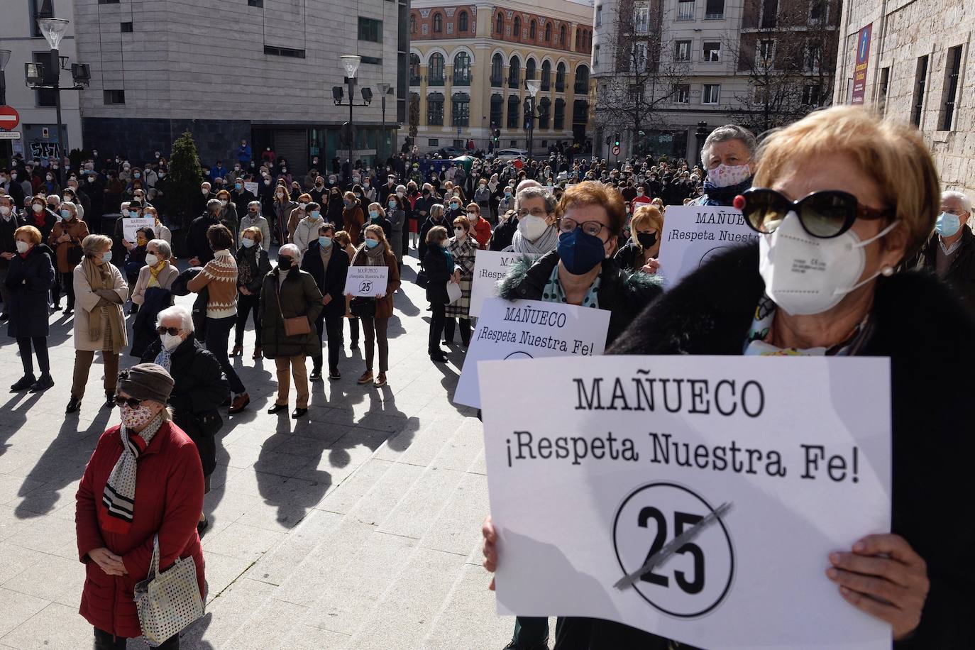 Fotos: Medio millar de personas se manifetan en Valladolid por el aforo de las iglesias