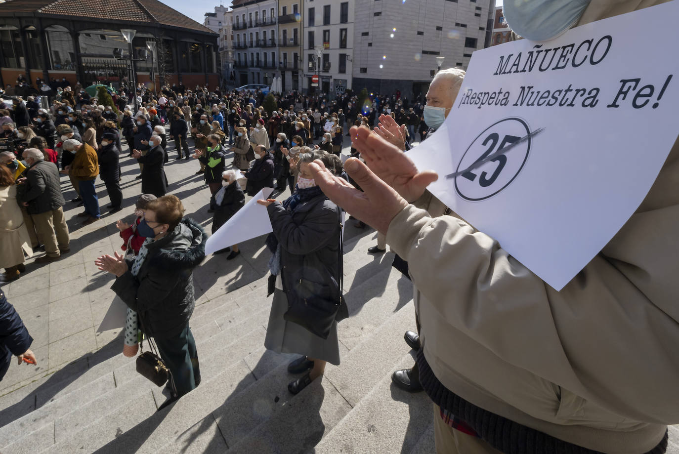 Fotos: Medio millar de personas se manifetan en Valladolid por el aforo de las iglesias