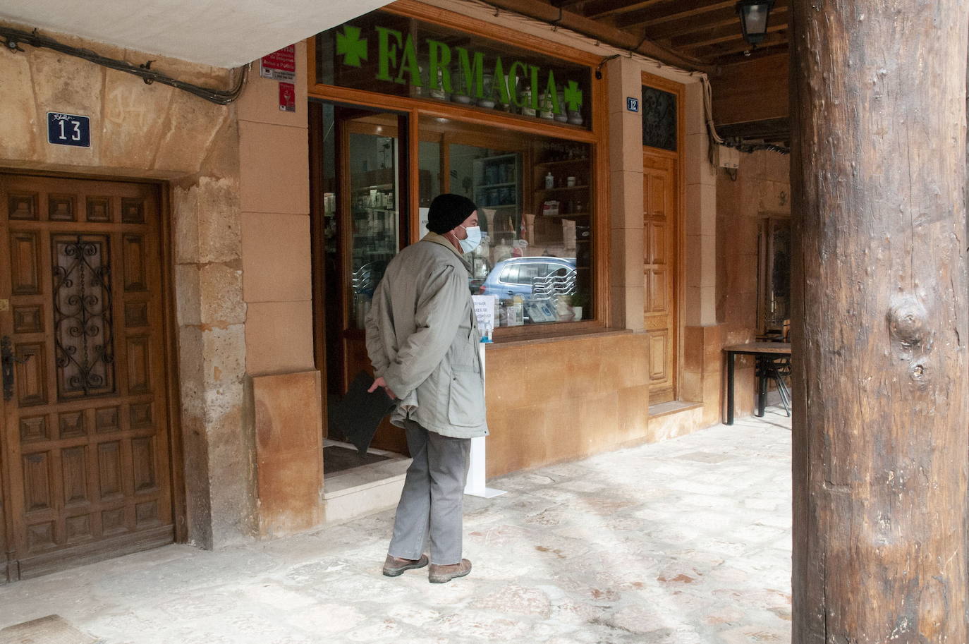 Un vecino de Ayllón espera su turno para entrar en la farmacia el pasado lunes.