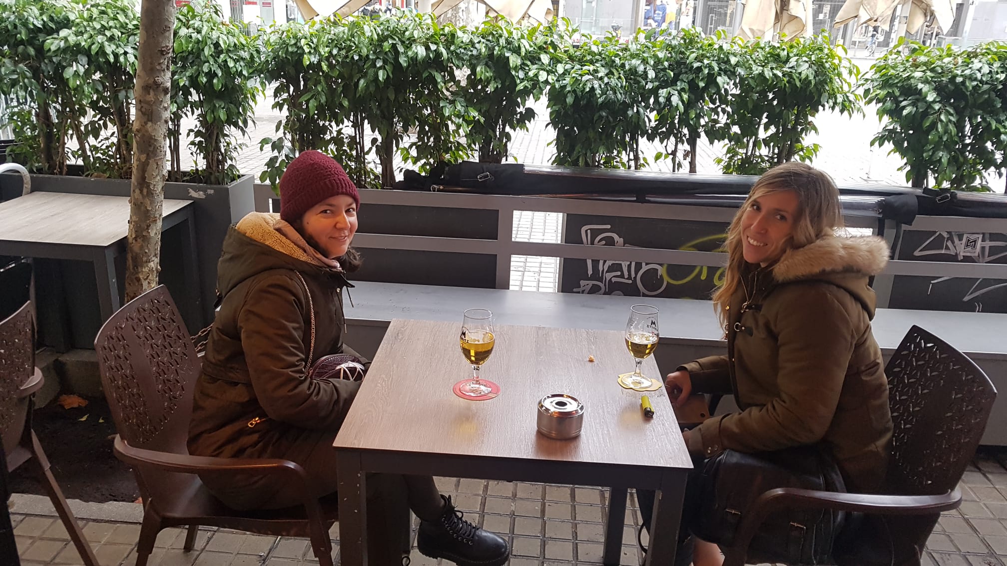 Nagore y María toman una cerveza en una terraza de Barcelona. 