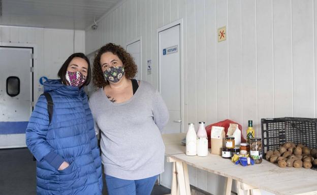 Mar San José y Fanny Diez, en el centro de acopio de Mercaolid. 