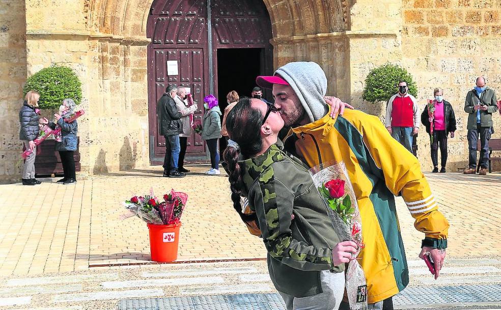 Una pareja se besa mientras repican las campanas en Husillos.