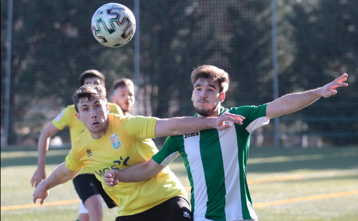 Pugna por un balón dividido entre dos jugadores del Betis y Mojados. 