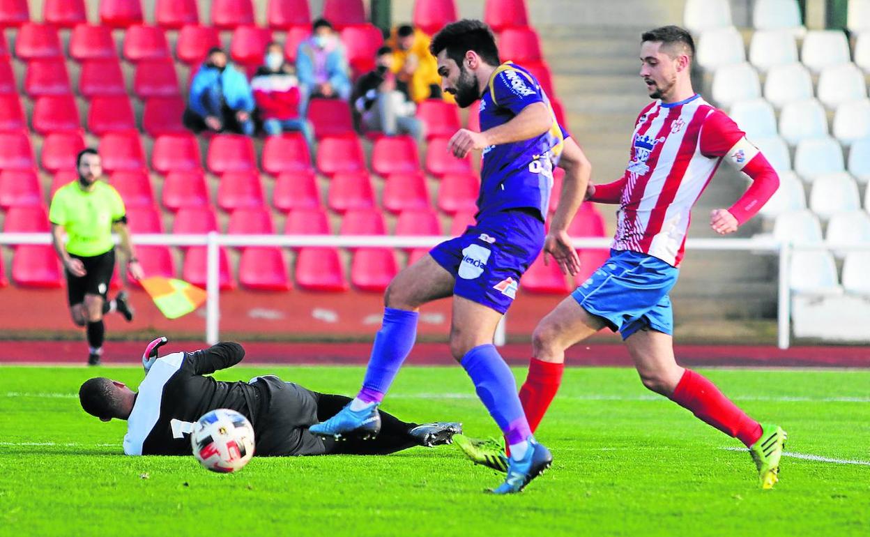 Jesús Torres se dispone a anotar el primer gol de la jornada de ayer en Bembibre. 