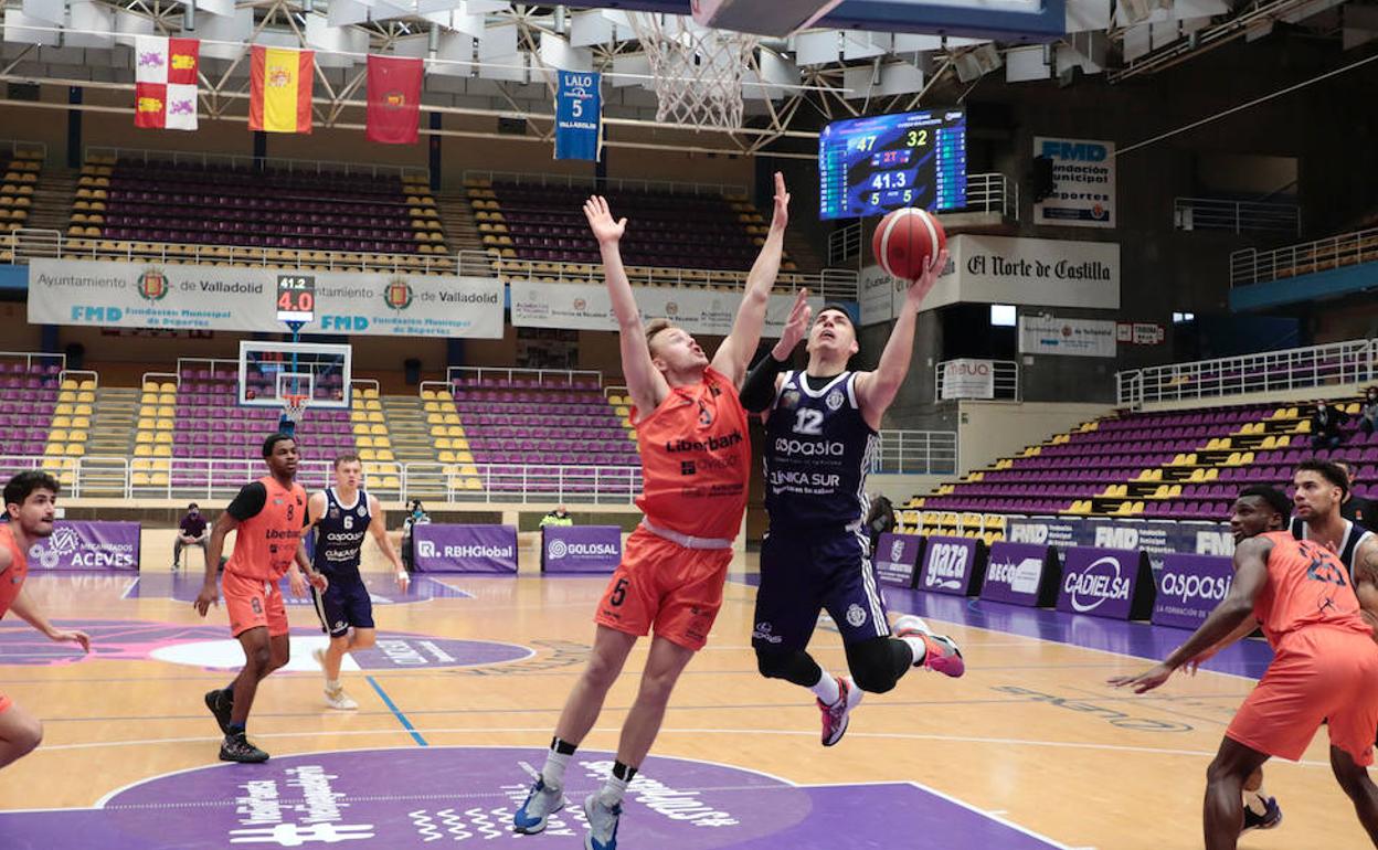 Timmer se protege ante Frey antes de culminar una bandeja. 