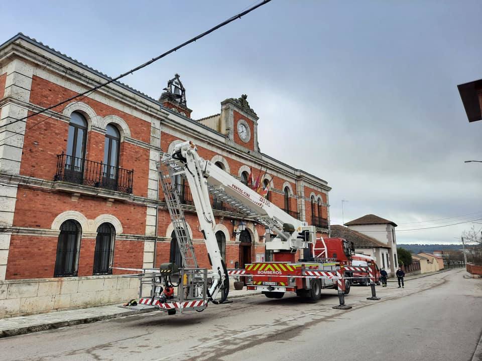 Los bomberos de la Diputación proceden a retirar el nido. 