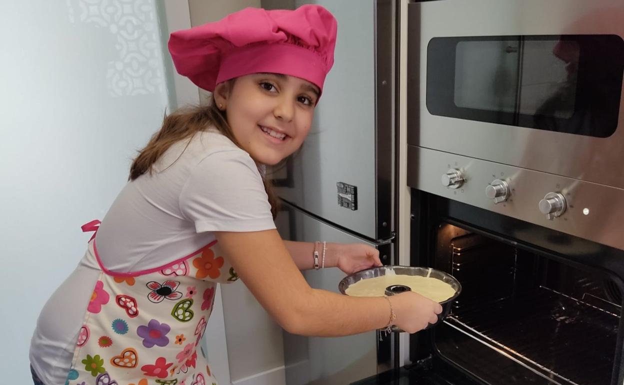 Lola pone la masa en el horno donde estará haciéndose durante una hora