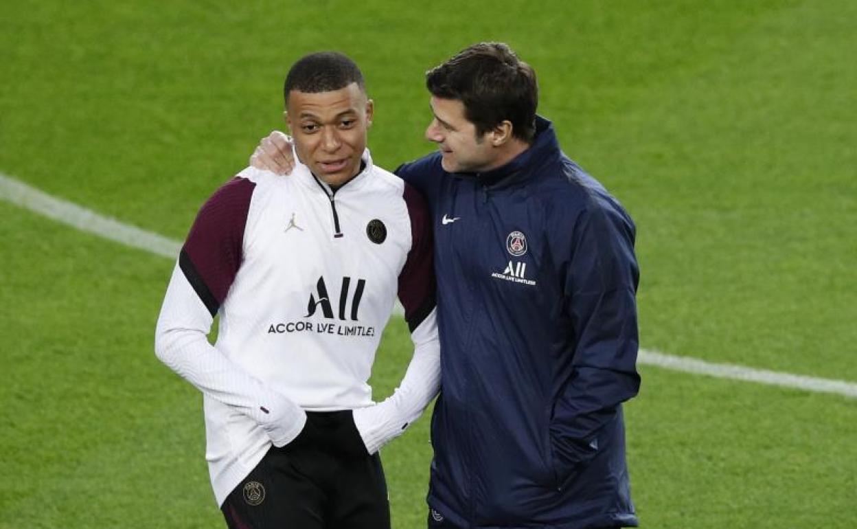 Mauricio Pochettino reconforta a Kylian Mbappé durante el entrenamiento en el Camp Nou. 