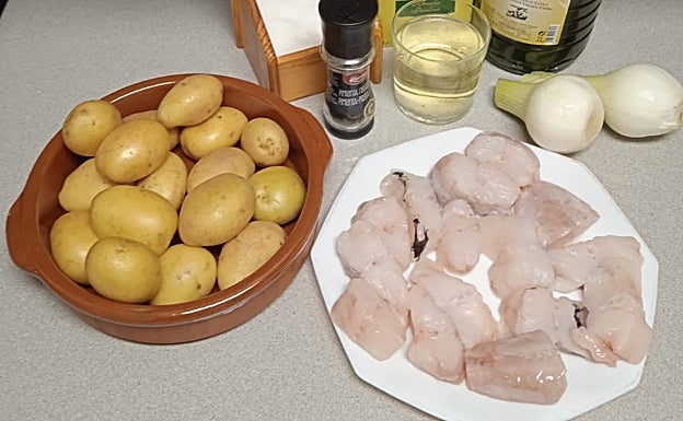 Imagen principal - Rape con patatas al horno