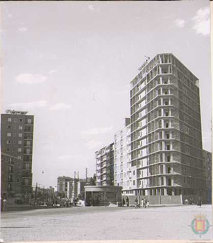 Vista del Paseo de Zorrilla a la altura del matadero, con un edificio en construcción y una marquesina ya desaparecida, en los años 60.