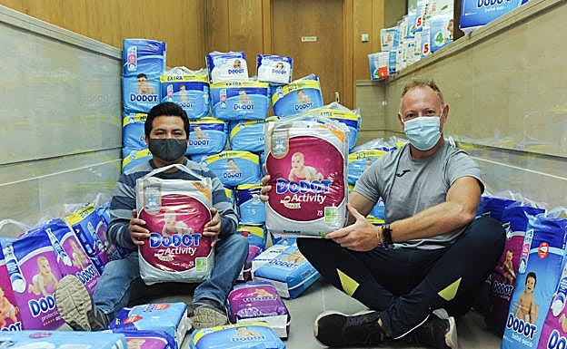 Juan Piscoche y Roberto Justo, con los pañales recogidos durante las últimas semanas. 