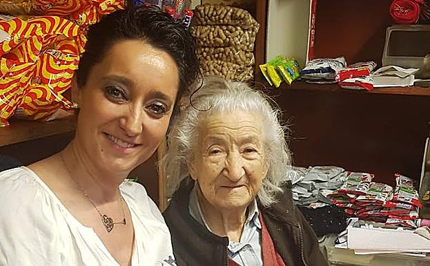 Angelines con su nieta Merche, en el quiosco que regentaba. 