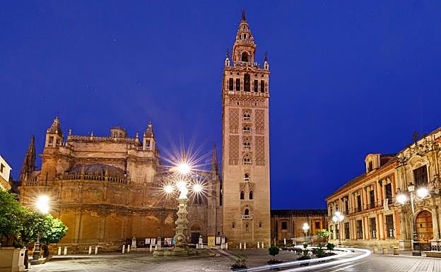La Giralda y la catedral de Sevilla. 